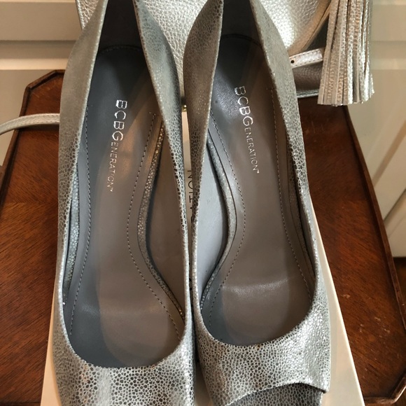 NWT-8.5 BCBGeneration GraySilver Leather Peep Toe - Picture 4 of 8